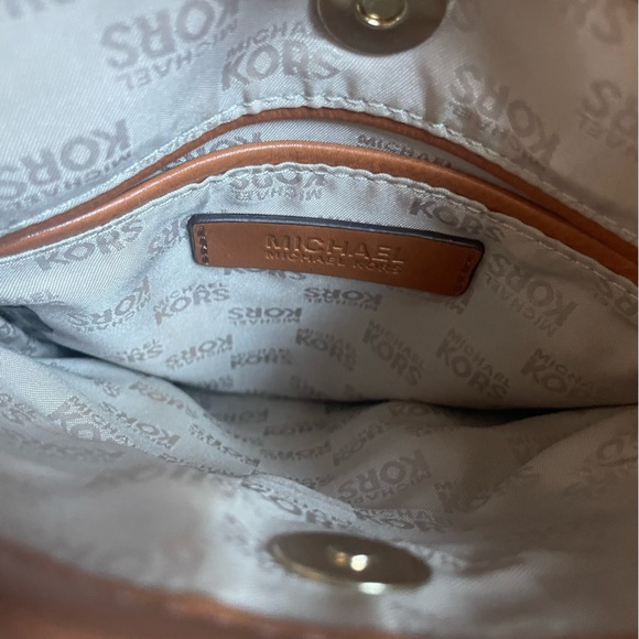 Michael Kors signature crossbody - Picture 2 of 4